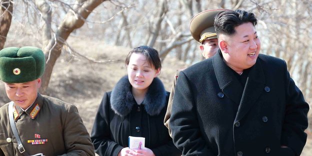 Kim Yo Jong und Kim Jong Un laufen zusammen mit Militärs