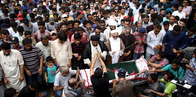 Viele Männer trauern um den Sarg von Khurram Zaki