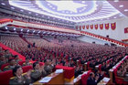 Eine riesige Halle voller nordkoreanischer Abgeordneter