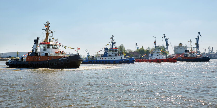 Geschmückte Schiffe im Hafen