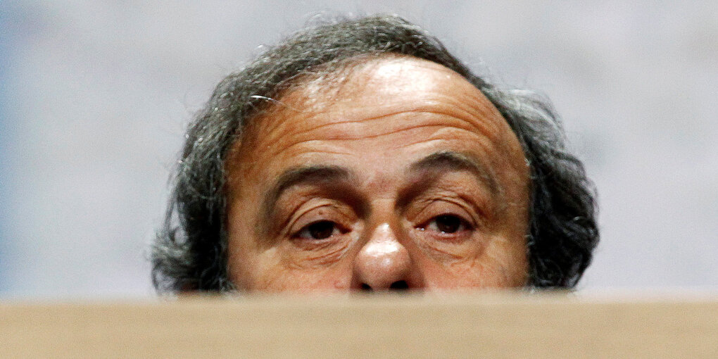 Unter der Nase abgeschnittenes Porträt von Platini