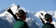 Zwei Schützen in Tracht vor Alpenkulisse