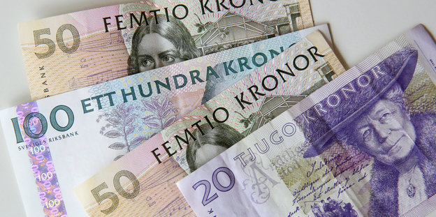 Schwedische Geldscheine liegen auf einem Tisch