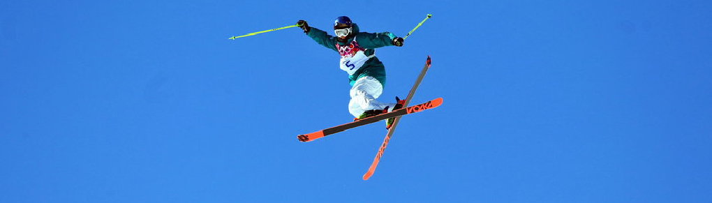 dpa, Mit gekreuzten Brettern durch die Luft: Ein Freeskier in Sotschi.