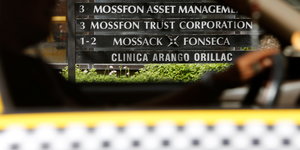 Ein Taxi fährt am Firmenlogo von Mossack Fonseca vorbei