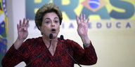 Die brasilianische Präsidentin Dilma Rousseff hebt während einer Rede ihre Hände