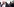 Gestikulierender Mann im Anzug eilt an Journalisten und Polizisten vorbei