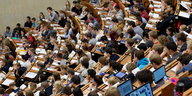 Studierende der Georg-August-Universität sitzen in Göttingen in einem Hörsaal