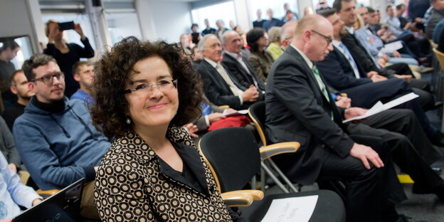 Niedersachsens Wissenschaftsministerin Gabriele Heinen-Kljajić sitzt bei einer Pressekonferenz in der Leibniz Universität in Hannover