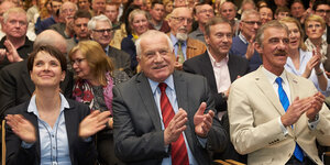 Frauke Petry (l), Václav Klaus (m) und Uwe Junge (r) sitzen nebeneinander und klatschen