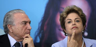 Michel Temer und Dilma Rousseff sitzen nebeneinander. Er schaut sie an, sie legt den Finger ans Kinn