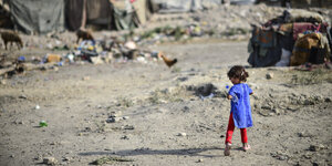 Ein Mädchen steht im Flüchtlingslager Darul-Aman