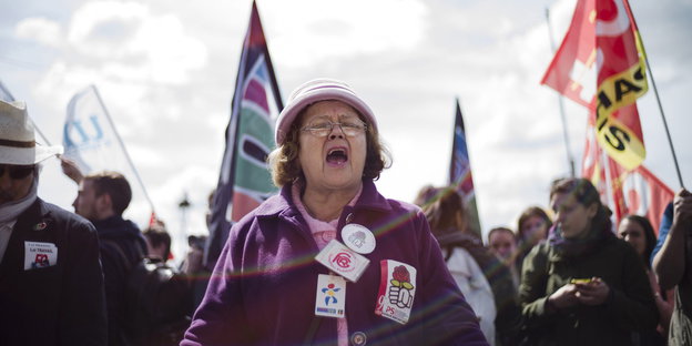 Eine Frau auf der Demo gegen die Arbeitsrechtsreform in Frankreich schreit