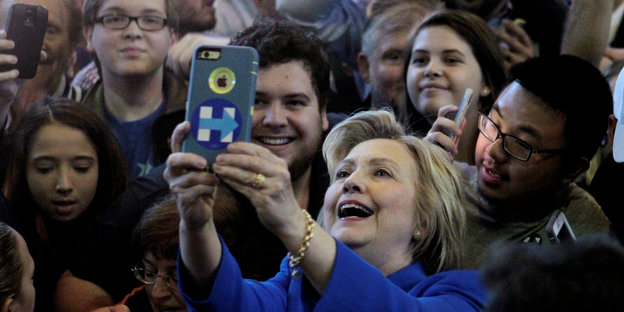 Hillary Clinton macht ein Selfie mit Fans