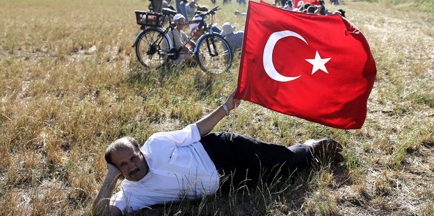 Türkischer Demonstrant nahe Istanbul