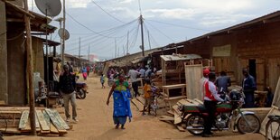 Eine belebte Straße in Nakivale