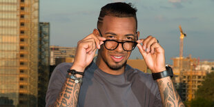 Ein Mann schaut über den Brillenrand. Es ist der Fußballer Jérôme Boateng