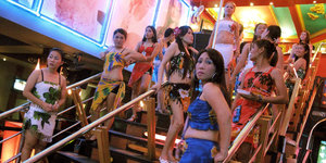Frauen vor einen Nachtclub in Pattaya