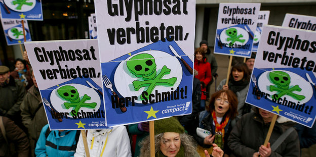 Demonstranten mit Anti-Glyphosat-Schildern