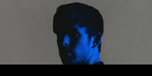 Der Kopf eines Mannes. Es ist James Blake