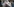Eine Person mit Handy unter einer Plastikplane