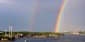 Ein doppelter Regenbogen über dem Hafen von Stockholm