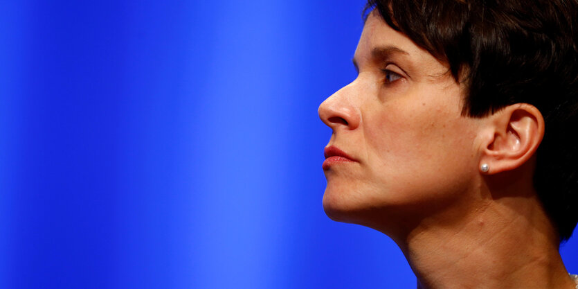 Eine Frau schaut zur Seite. Es ist Frauke Petry