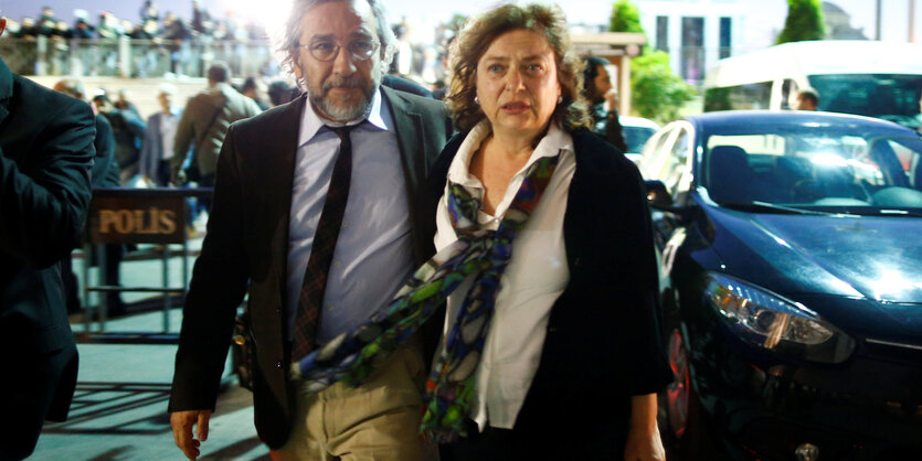 Can Dündar und seine Frau laufen vor Autos