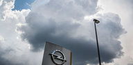 Dunkle Wolken über Opel-Logo