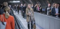 Rush Hour in der Londoner Ubahn, Menschen halten ihre Smartphones in der Hand