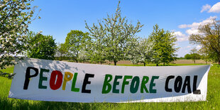 Ein Banner hängt über einer Wiese