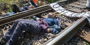 An Bahngleise angekettete Menschen