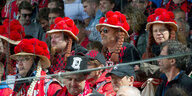 Vier Fans des SC Freiburg mit traditionellen Schwarzwälder Bollenhüten