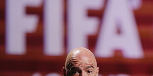 Im Hintergrund steht groß Fifa, im Vordergrund Fifa-Chef Infantino