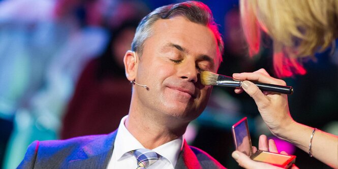 Ein Mann, es ist Norbert Hofer, lässt sich in einem Fernsehstudio schminken