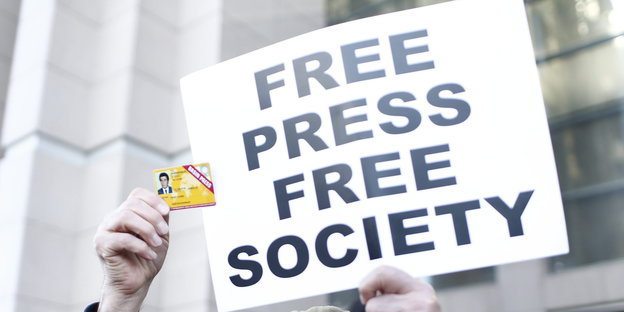 Ein Schild mit der Aufschrift „Free Press, free society“