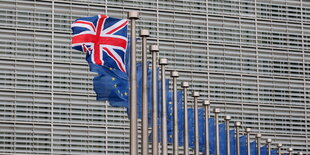 Ein einsamer Union Jack in einer langen Reihe von EU-Flaggen in Brüssel