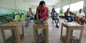 eine Frau bei der Stimmabgabe