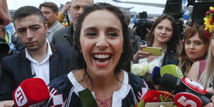 Jamala umgeben von vielen Journalisten