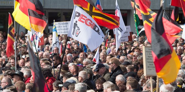Demonstranten der Aktion Festung Europa schwenken Deutschlandflaggen