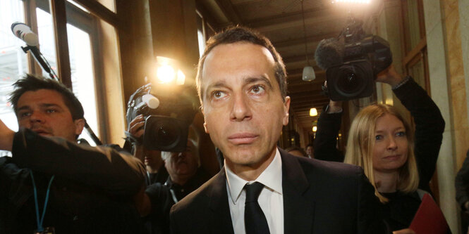 Christian Kern kläuft vor vielen Kameras