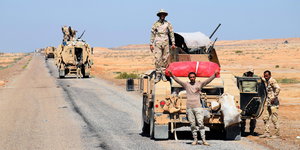 Irakische Soldaten machen das Victoryzeichen