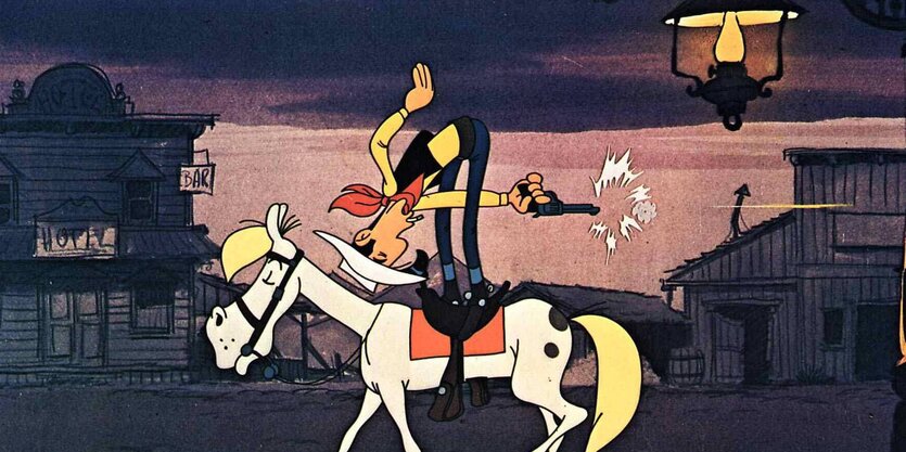 Lucky Luke steht auf einem Pferd und schießt durch seine Beine