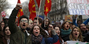 Viele Demonstranten, sie halten Banner und Fahnen