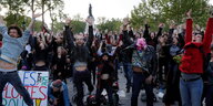 Unterstützer von Nuit debout hüpfen auf dem Platz der Republik in Paris in die Luft