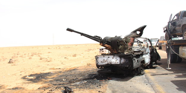 Ein zerbombtes Auto steht an einem Sicherheitsposten in Misrata, Libyen
