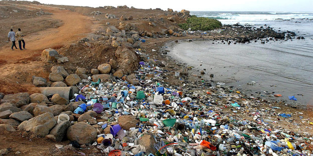 Plastikmüll an einem senegalesischen Strand
