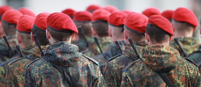 Soldaten in Uniform stehen stramm