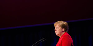 Angela Merkel an einem Rednerpult