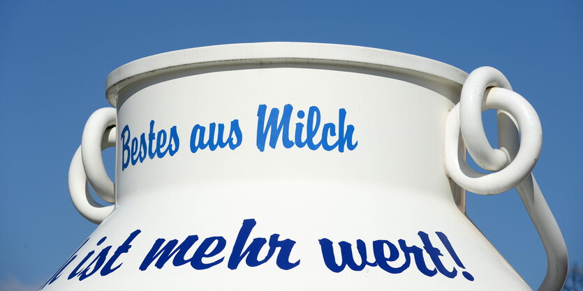 Eine überdimensionale Milchkanne mit der Aufschrift "Bestes aus Milch"